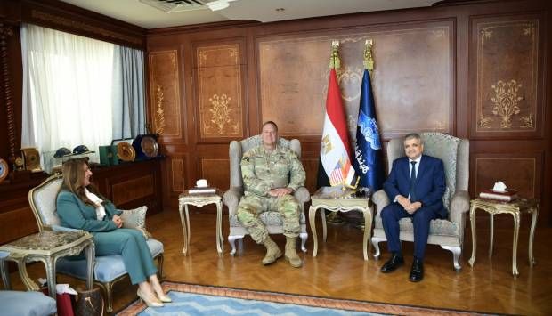 رئيس هيئة قناة السويس يستقبل قائد القيادة المركزية الأمريكية (صور)