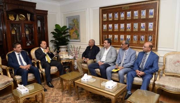 المحافظ يبحث زيادة الإنتاج وتنفيذ إجراءات السلامة البيئية بمصانع أسيوط