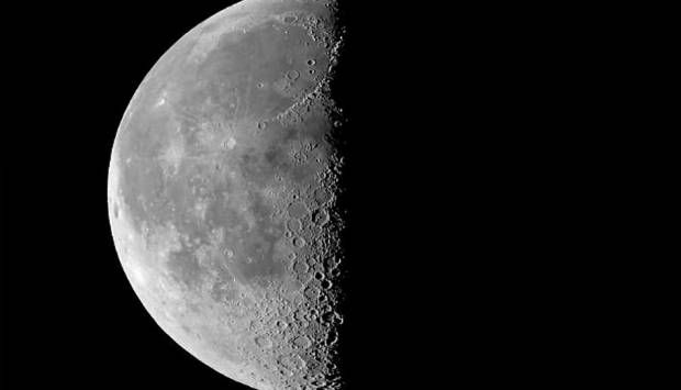 ظاهرة تُرى بالعين المجردة.. صورة مميزة لاقتران القمر الأحدب بنجم قلب العقرب