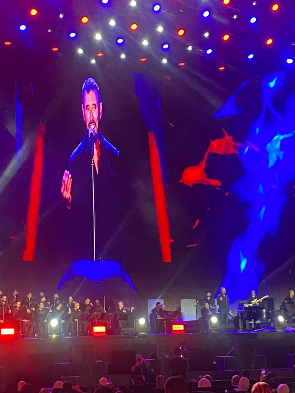 كاظم الساهر يشعل حماس الجمهور بحفله بأغنية أحبينى بلا عقد فى مهرجان العلمين