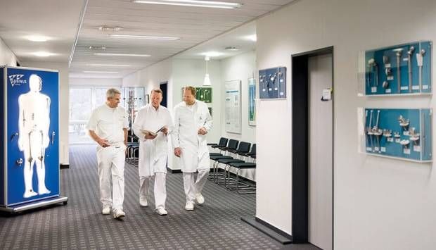 مستشفى جامعة شليسفيج هولشتاين الألمانية يلغي عمليات الجراحة ويغلق عياداته