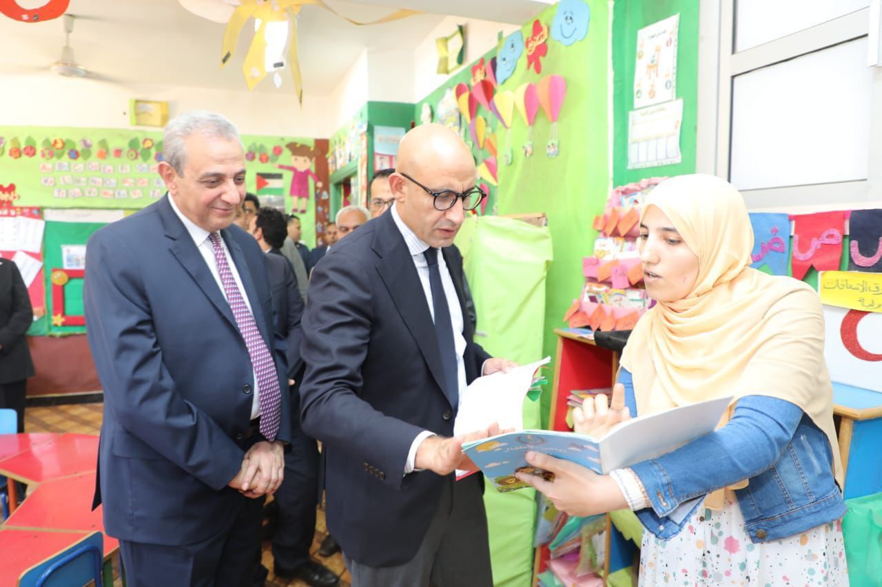استمع إلى عدد من المعلمين.. وزير التعليم يجري جولات تفقدية لمدارس الغربية