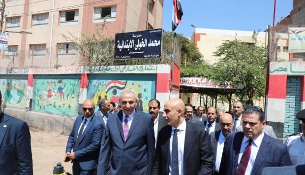 استمع إلى عدد من المعلمين.. وزير التعليم يجري جولات تفقدية لمدارس الغربية