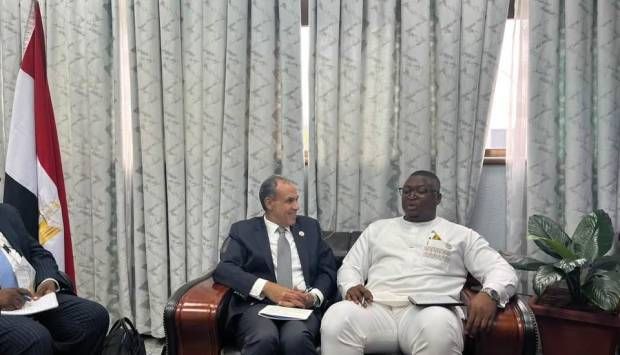 وزير الخارجية يبحث مع نظيره السيراليوني العلاقات الثنائية بين البلدين
