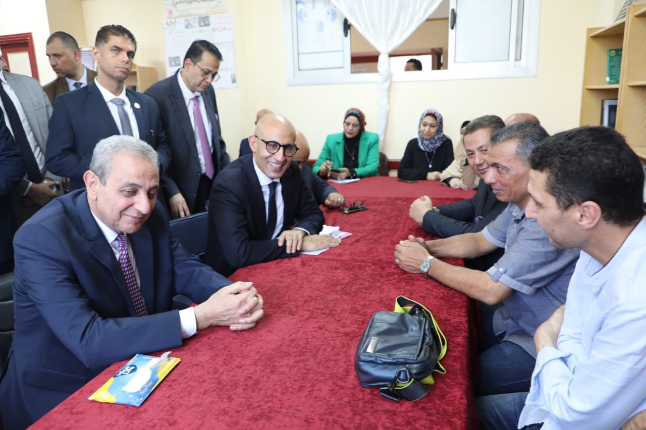 استمع إلى عدد من المعلمين.. وزير التعليم يجري جولات تفقدية لمدارس الغربية