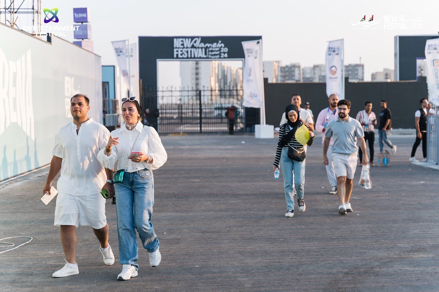 قبل حفل تامر حسني.. أجواء مليئة بالبهجة وحماس مش عادي بمهرجان العلمين الجديدة