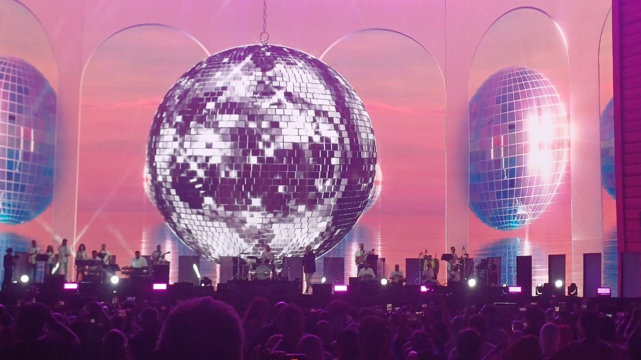 بدء حفل كاسيت 90 بأغنية ماتبطليش للنجم هشام عباس (صور)