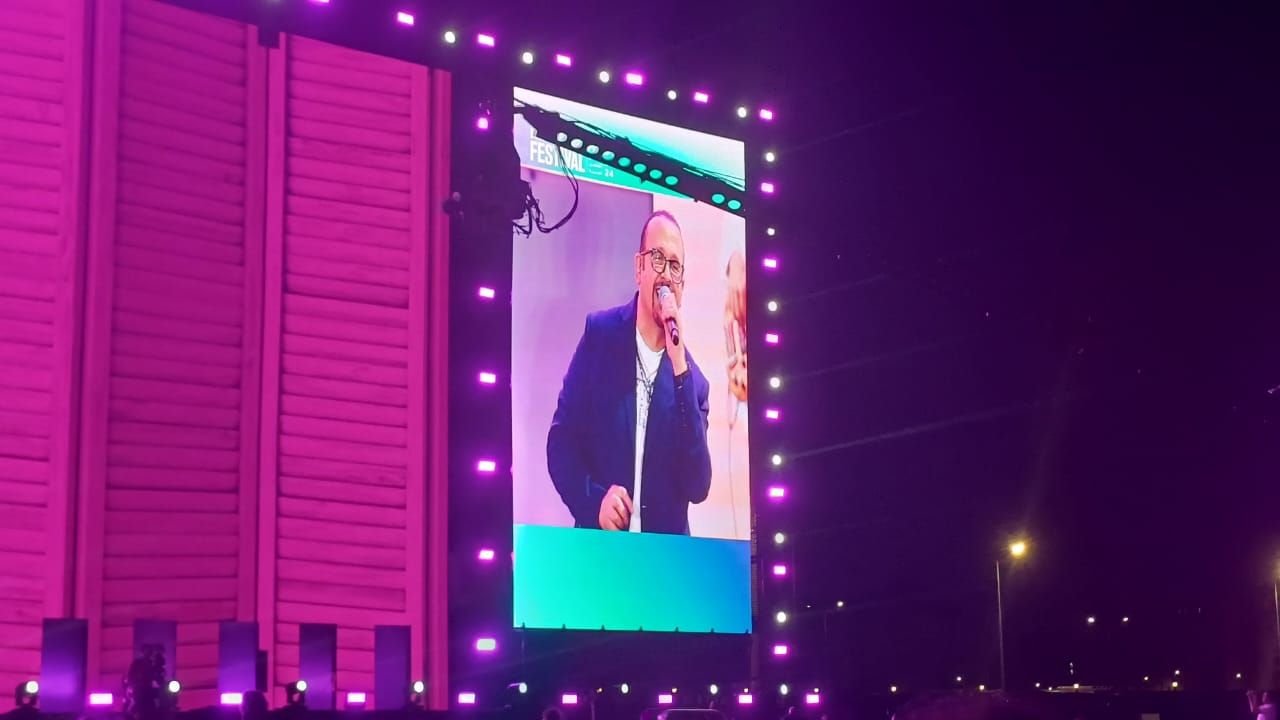 بدء حفل كاسيت 90 بأغنية ماتبطليش للنجم هشام عباس (صور)