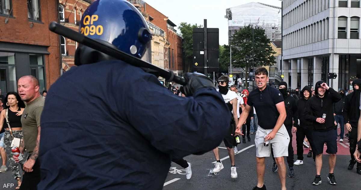 العالم اليوم - فيديو.. "معلومة زائفة" تشعل أعمال شغب واسعة في بريطانيا