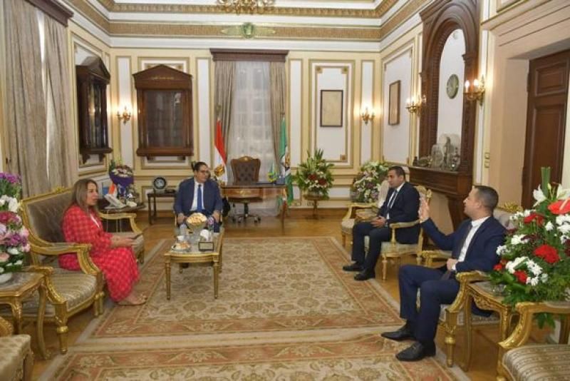 رئيس جامعة القاهرة يستقبل نائب وزير الاتصالات ومنسق عام ”حياة كريمة”