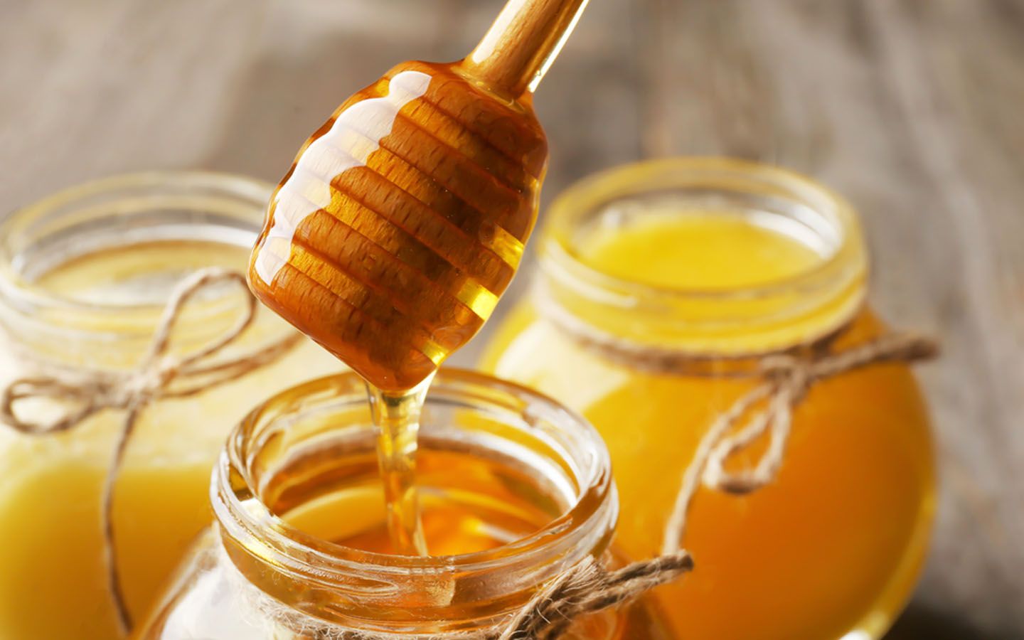 طريقة عمل ماسك تقشير القدمين والركبة بمكون العسل للتفتيح وترطيب الجسم بنتيجة سريعة جداً