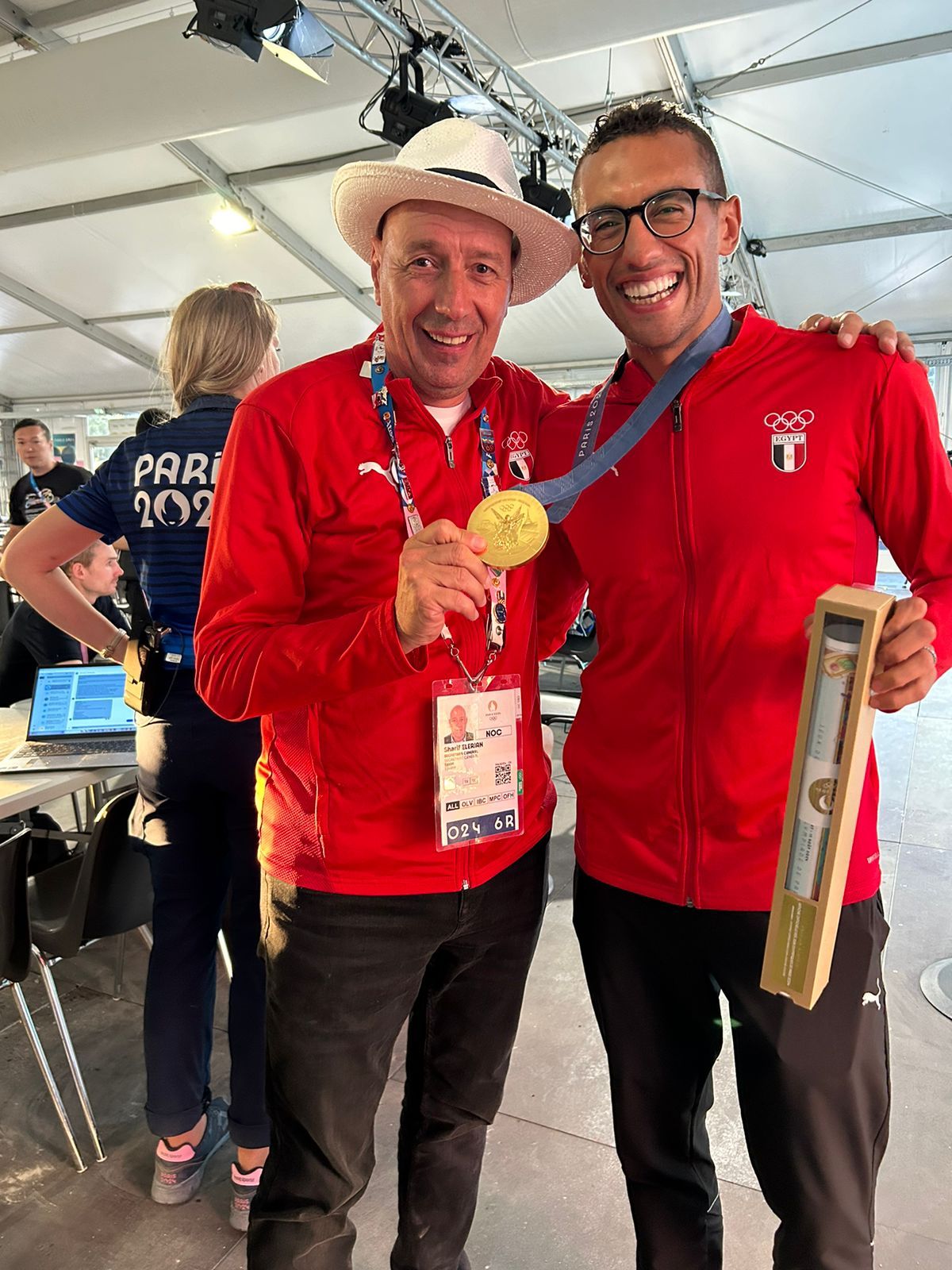 بطلنا الأولمبي.. أحمد الجندي يحتفل بذهبية أولمبياد باريس مع شقيقه ورئيس اتحاد الخماسي (صور)