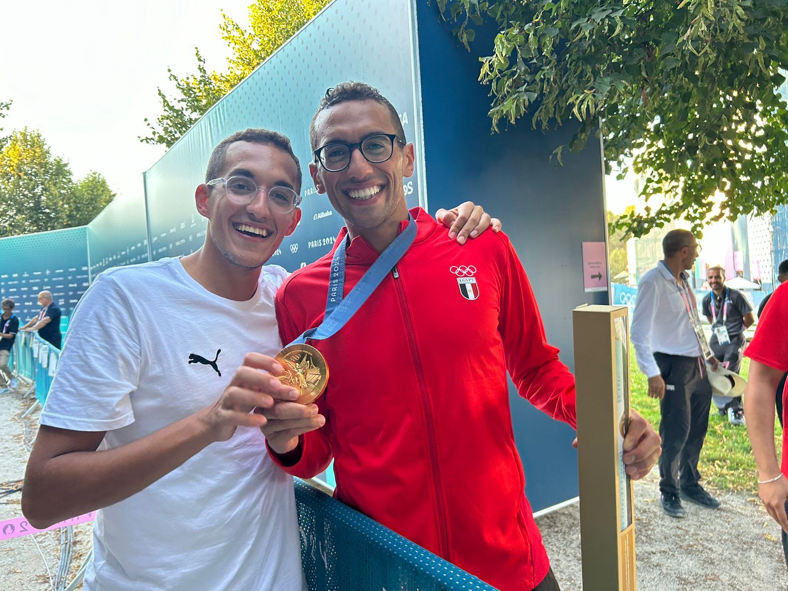 بطلنا الأولمبي.. أحمد الجندي يحتفل بذهبية أولمبياد باريس مع شقيقه ورئيس اتحاد الخماسي (صور)