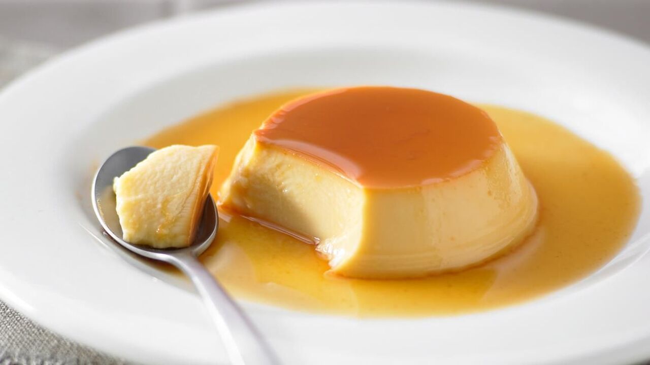 بـ 3 مكونات فقط.. طريقة عمل الكريم كراميل البارد الناعم المنعش باللبن