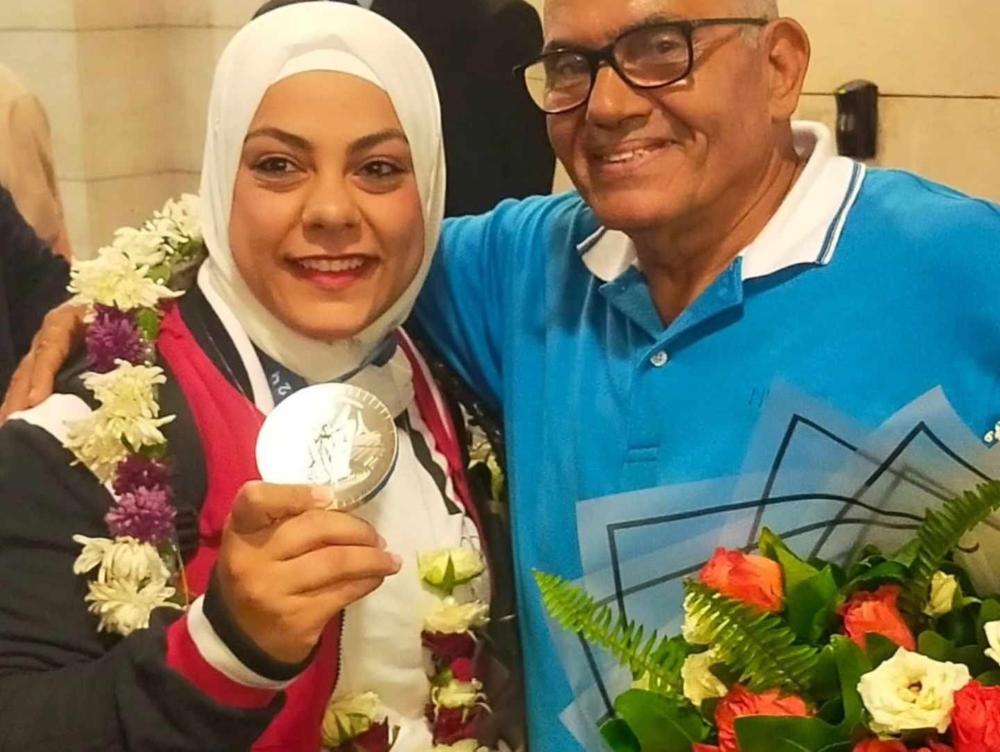 مزمار وطبل بلدي في استقبال احمد الجندي وسارة سمير بمطار القاهرة