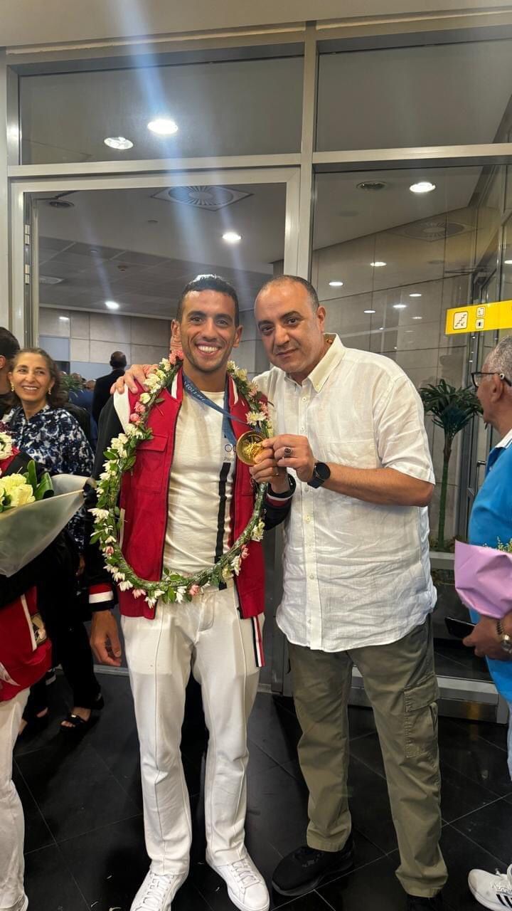 مزمار وطبل بلدي في استقبال احمد الجندي وسارة سمير بمطار القاهرة