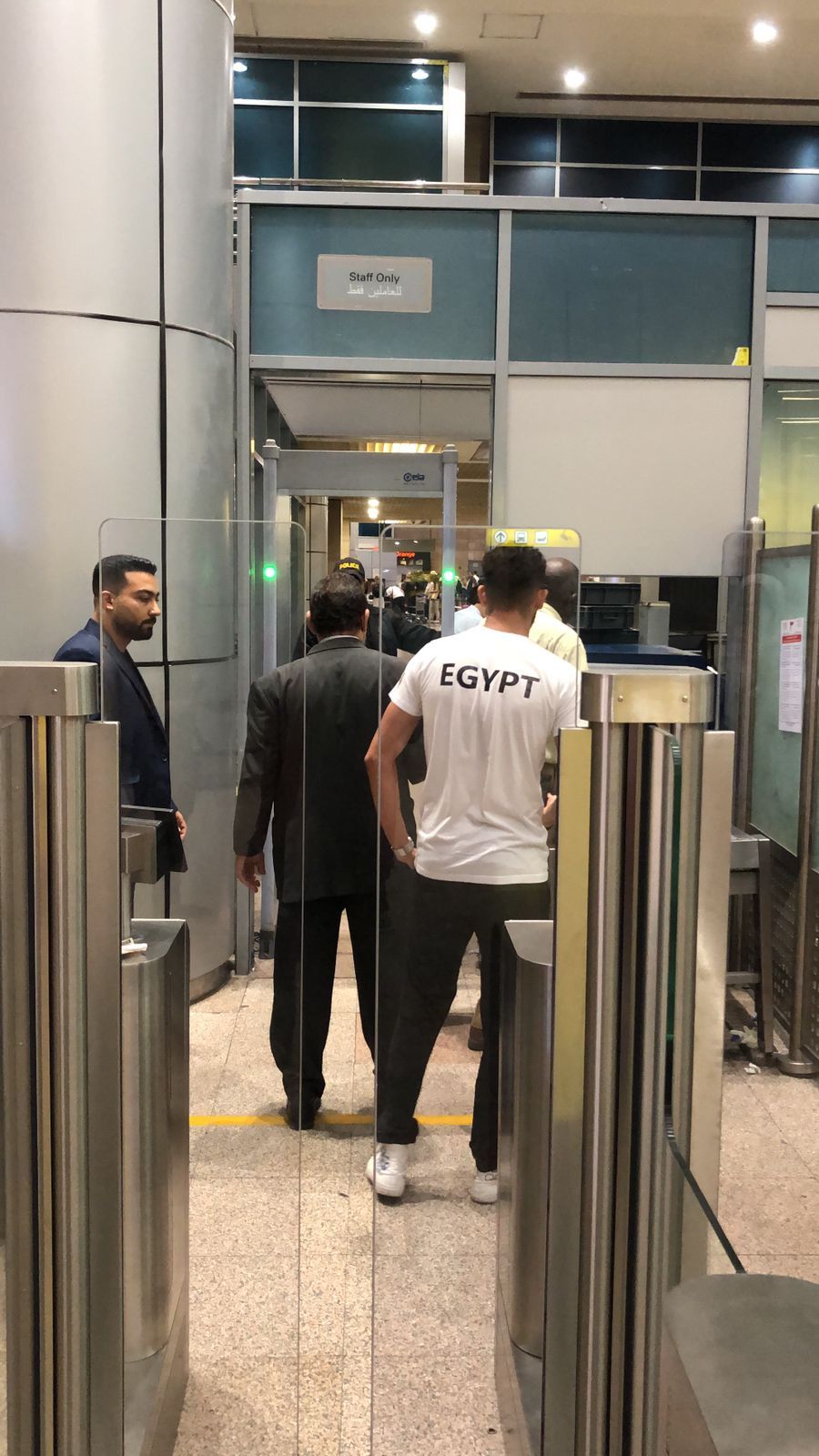 محمد السيد الحاصل على برونزية باريس يصل مطار القاهرة لاستقبال زملائه الأبطال