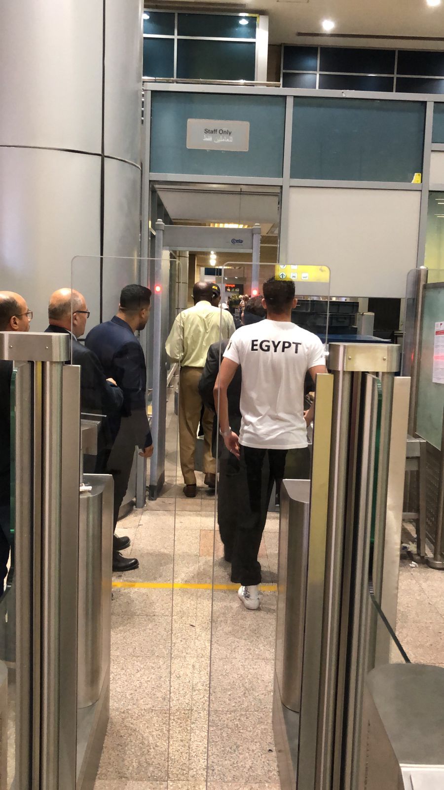 محمد السيد الحاصل على برونزية باريس يصل مطار القاهرة لاستقبال زملائه الأبطال