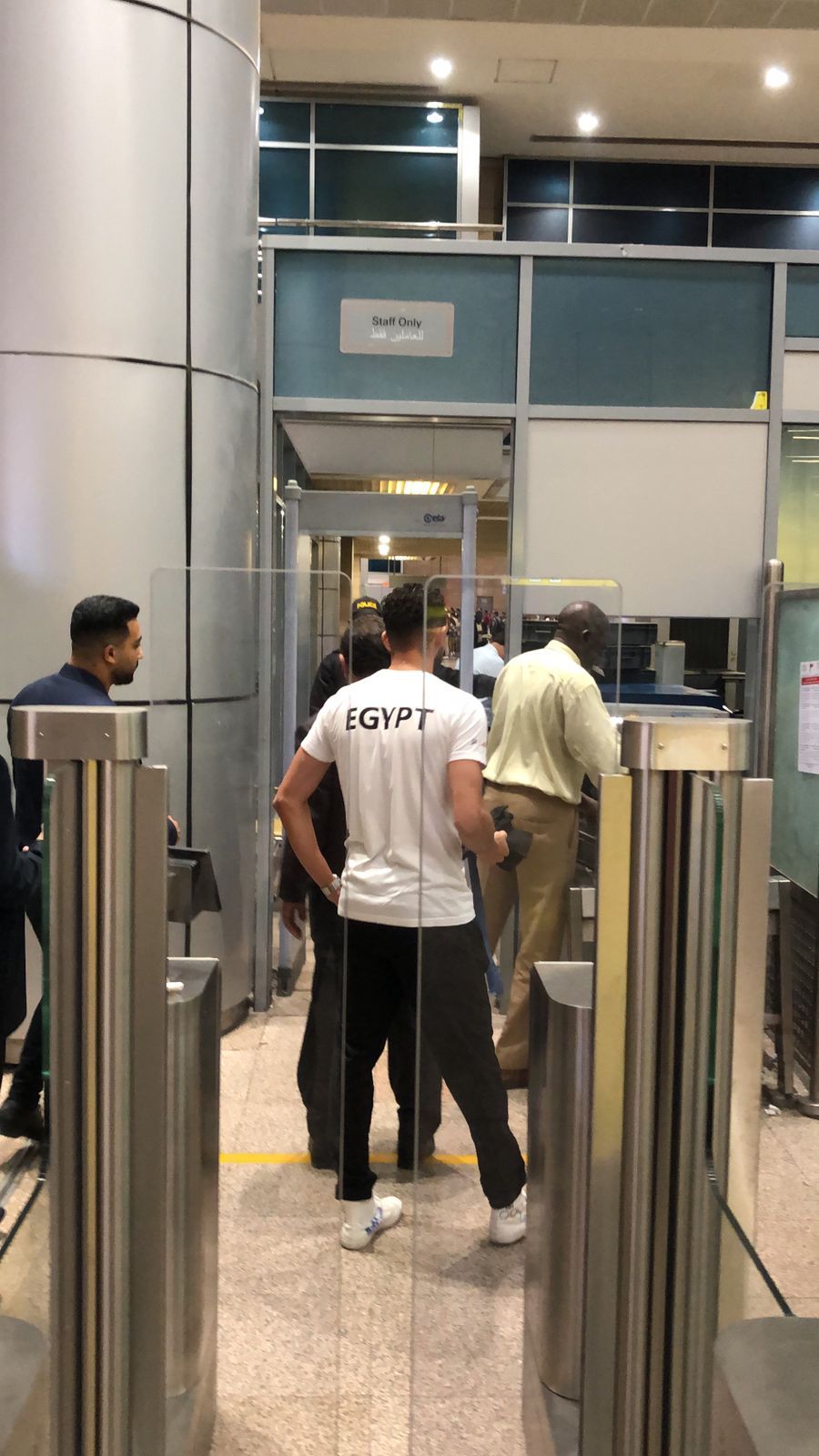 محمد السيد الحاصل على برونزية باريس يصل مطار القاهرة لاستقبال زملائه الأبطال