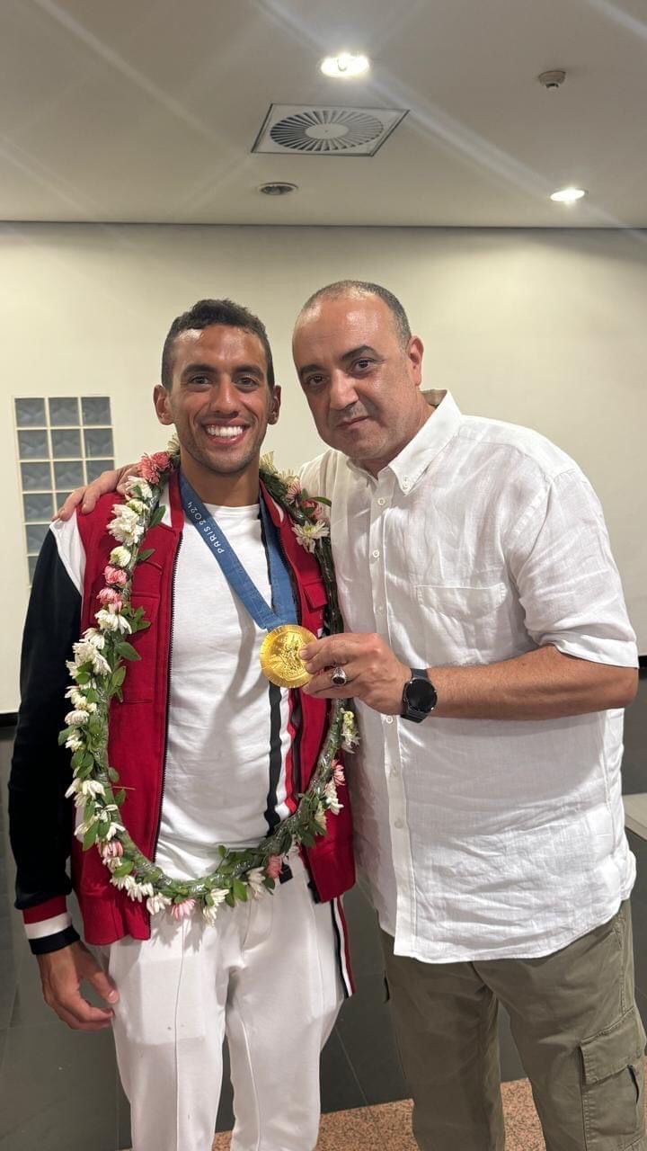 مزمار وطبل بلدي في استقبال احمد الجندي وسارة سمير بمطار القاهرة