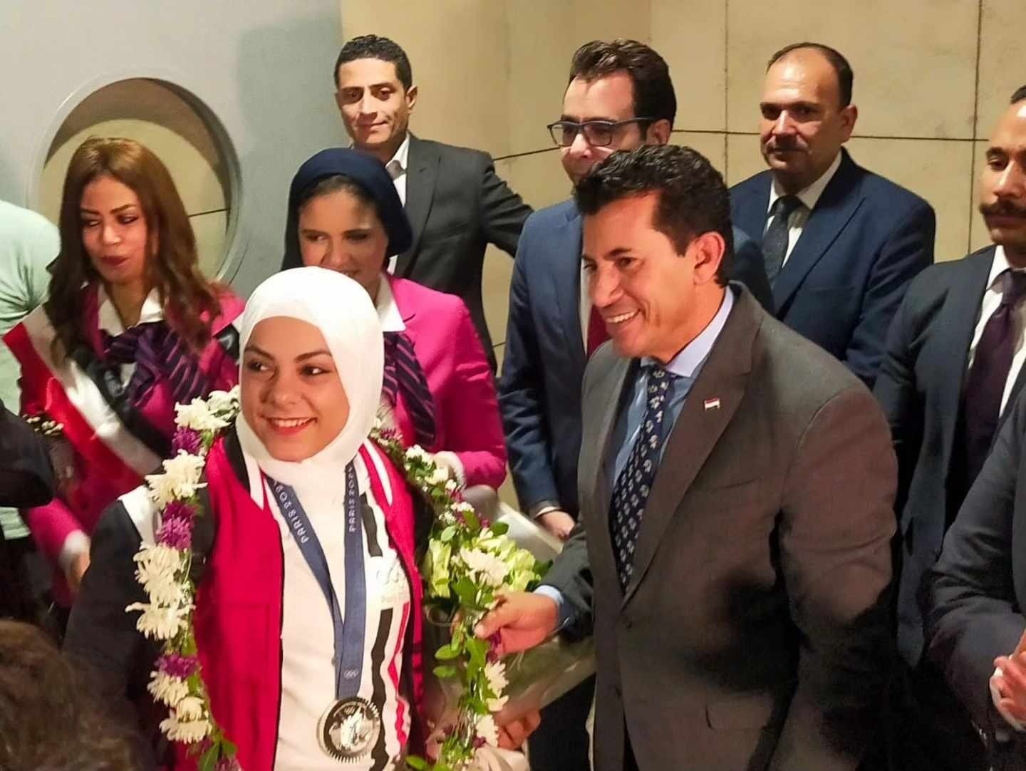 مزمار وطبل بلدي في استقبال احمد الجندي وسارة سمير بمطار القاهرة