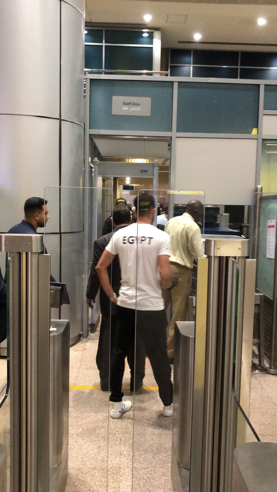 محمد السيد الحاصل على برونزية باريس يصل مطار القاهرة لاستقبال زملائه الأبطال