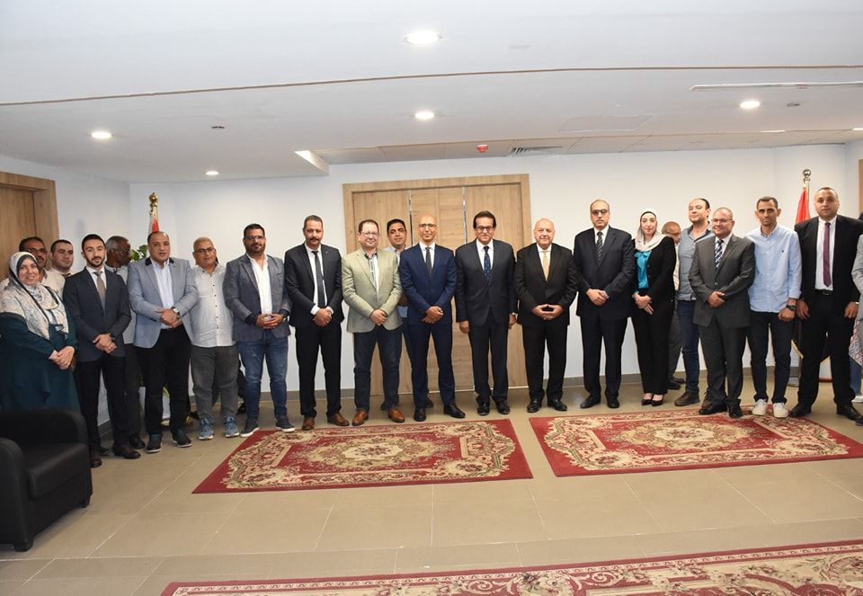 وزير الصحة يستعرض مبادرة 100 يوم صحة مع مجلس أمناء القاهرة الجديدة
