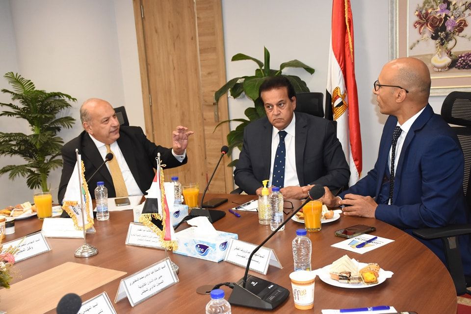 وزير الصحة يستعرض مبادرة 100 يوم صحة مع مجلس أمناء القاهرة الجديدة