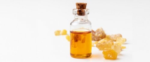 «هتنوري في الضلمة».. طريقة عمل زيت لبان الذكر في البيت للحصول على بشرة خالية من أي عيوب.. الكل هيسالك عليه!