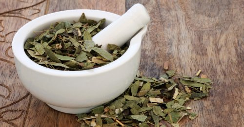 ولا الجن الأزرق يعرفها .. ! عشبة جبارة ربانية متواجدة في كل منزل تجعلك تتخلص كافة مشاكل القولون وتخلصك من البراز المتحجر على الفور!