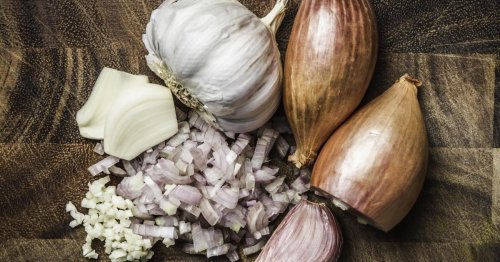 اوعي ترميها بعد النهاردة..!! فوائد قشور البصل والثوم .. فوائد عديدة لا تتخيليها للمناعة والجلد.. وعلاج التجاعيد !