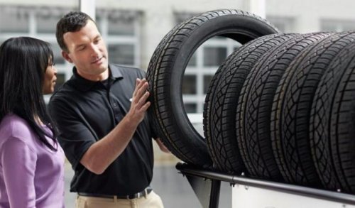 في طرق السعودية الطويلة كيف تختار الإطارات المثالية لسيارتك ؟ دليل شامل
