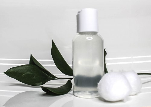 أسرار خبراء التجميل ... اكتشفي الطريقة الصحيحة لإزالة مكياج عينيكي بكل رِفق