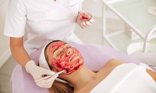 يعتبر علاج تجميلي.. تعرف على فوائد تقنية مصّاص الدماء للعناية بالبشرة