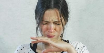 ما سبب الشعور بالطعم المر في الفم؟