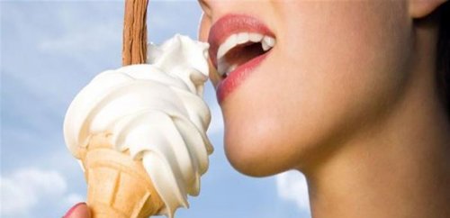 لهذا السبب نشعر بالعطش عند تناول الآيس كريم