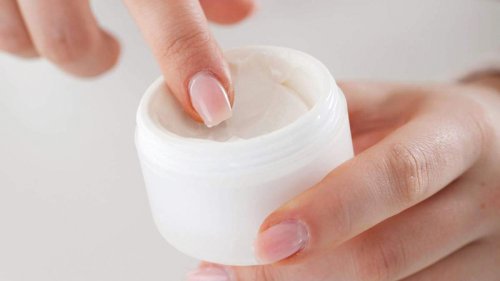 طريقة عمل مزيل العرق البودر بمكونات طبيعية بالمنزل وبرائحة جميلة