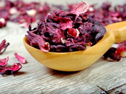 "جرب خلطة الكركديه والزنجبيل: الحل السحري لمشكلة تساقط الشعر!"