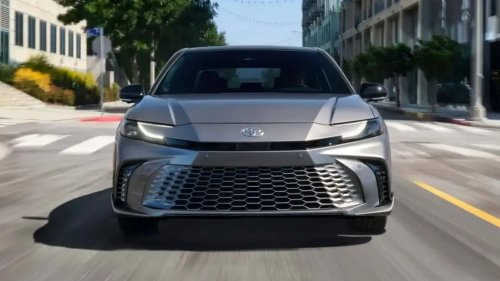 إليك سيارة كامري 2025 الجديدة: المواصفات الكاملة والأسعار المحدثة في السعودية