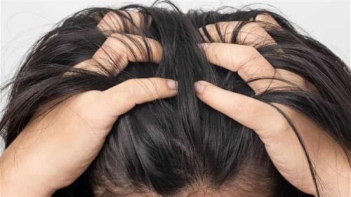 "مفاجآت الشاي الأسود لشعرك: كيف يحوّلك من عادي إلى رائع!"