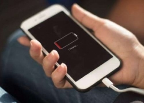 "5% بس اللي يعرفوا السبب!".. خبير تكنولوجي يوضح لماذا يفضل البعض وضع الهاتف المحمول مقلوبا على شاشته؟! .. الإجابة هتصدمك!!