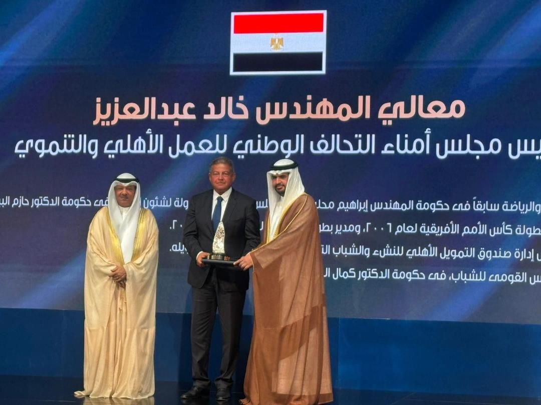 تكريم المهندس خالد عبدالعزيز بجائزة سمو الشيخ عيسى بن علي آل خليفة للعمل التطوعي