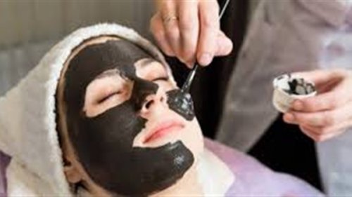 "وشك هينور زي الكوريين!" إليك طريقة عمل ماسك الفحم في المنزل بكل سهولة.. جربيها وهتدعيلي!!