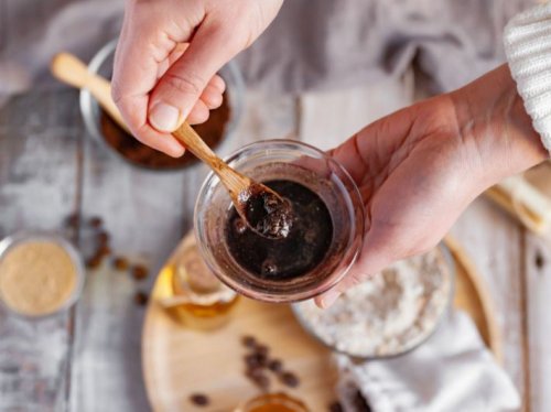 ضعي ملعقة من القهوة على زيت الزيتون على وجهك كل يوم يفعلها الكثير ويفعلوا المستحيل حتى لا يعرفها أحد