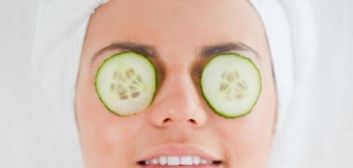 «كانت تايهه عنك في من زمان»... استعملي شرائح الخيار للتخلص من انتفاخات العين والتهابات العين بسهوله افضل من القطره!!