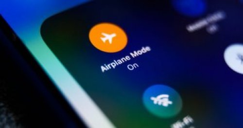 «99٪ مش عارفين فوائدها».. تعرف علي فوائد تفعيل خاصية وضع الطيران.. هتندم إنك مكنتش تعرفها!!