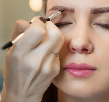 أصبغي حواجبك في البيت بالخطوات مثل صالونات التجميل بكل سهوله والنتيجه رائعه