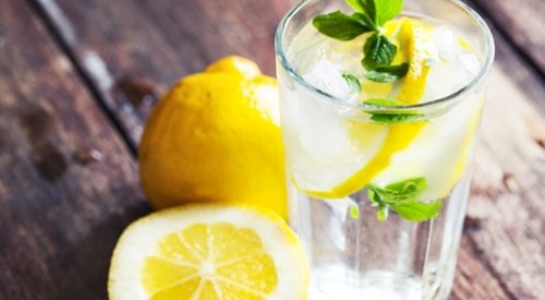 «صدمة للجميع».. طبيب مصري يؤكد أن هؤلاء الأشخاص ممنوعون من تناول المياه بالليمون | عشان متقولش معرفش