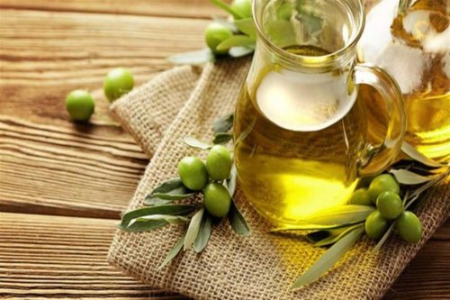 فوائد زيت الزيتون على البشرة قبل النوم مع وصفات طبيعية