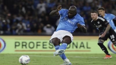 نابولي يهزم كومو ويعزز صدارته